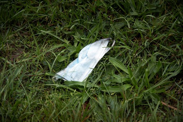 Covid-19 : les masques usagés, l’autre danger environnemental