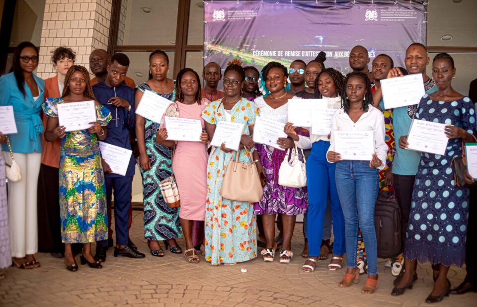 Le tourisme se professionnalise au Bénin. L’Etat vient de certifier près de 600 travailleurs du secteur à l’issue d’une formation. Ce renforcement du capital humain vise à soutenir le programme d’amélioration de l’offre touristique en cours dans le pays.