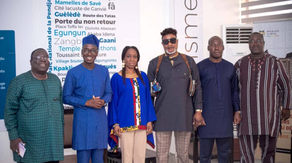 En séjour en terre béninoise, Koffi Olomidé, la vedette de la musique congolaise a rendu hommage aux victimes d’un concert qu’il a donné à Cotonou 20 ans plus tôt.