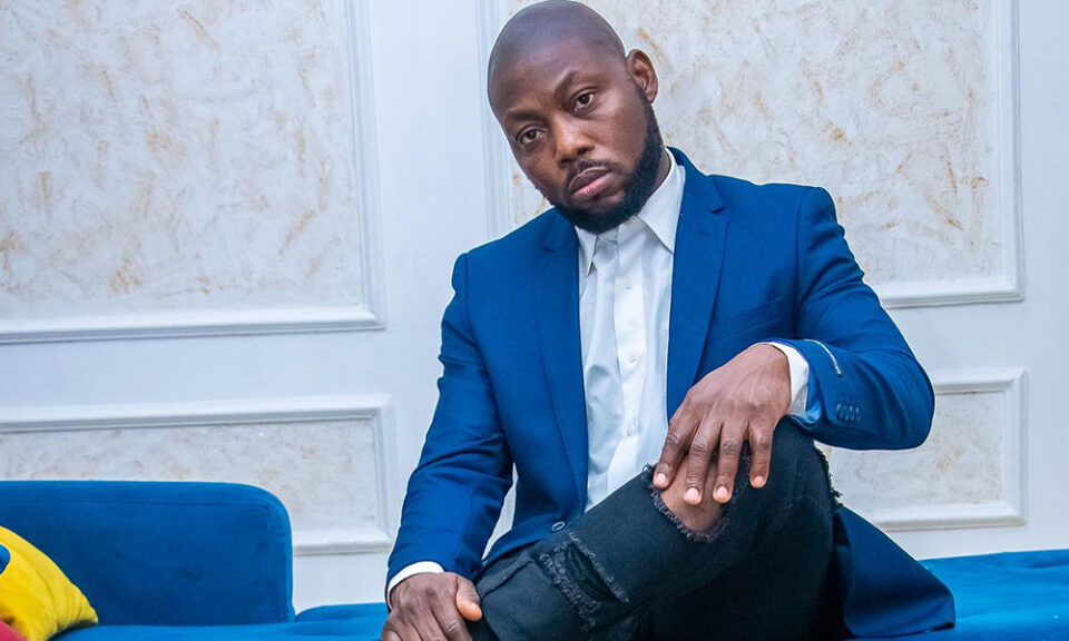 Alors collégien, Rabby Slo se lance dans la musique à la quête de moyens de subsistance. Ses premières œuvres, devenues des tubes des années 2000, lui font enchaîner des succès. Mais très tôt déçue, la vedette en devenir s'envole hors du Bénin. Voici l’histoire de l’étoile filante.