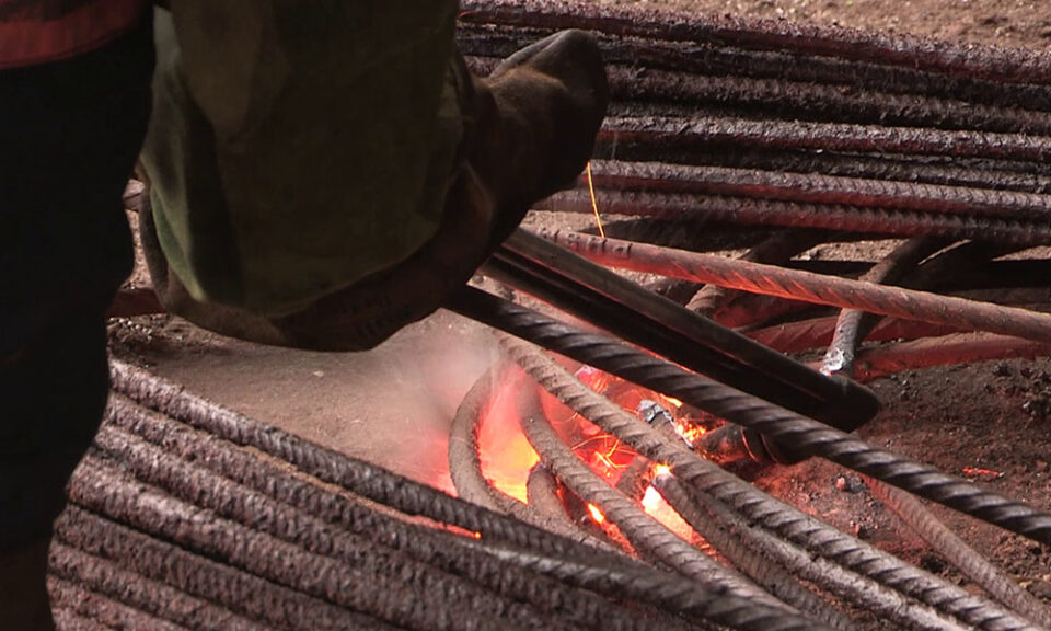 Au Bénin, les autorités ont enclenché une opération contre la vente de fer à béton qui ne respecte pas les normes de production. Des matériaux de construction ont été saisis et fondus le 23 juin dernier dans la commune de Sèmè-Kpodji.
