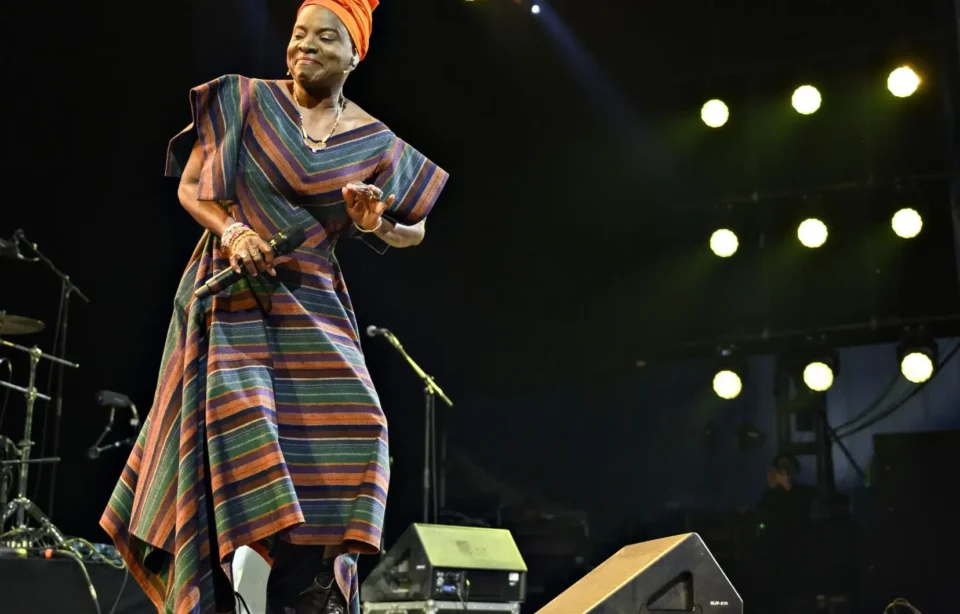 A 63 ans, la Béninoise Angélique Kidjo reste une “Agodjié de la musique mondiale”. Inspirée de ses racines béninoises, la musique de la star internationale résonne partout dans le monde. Le parcours, en bref, de la fille de Ouidah, devenue “une machine à trophées”.