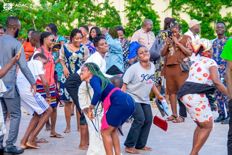 "Chante et danse avec l'Amazone" est une initiative inédite de l’Etat béninois en cours à Cotonou. Des artistes offrent un spectacle tous les soirs, depuis le 8 août 2023 au pied du monument qui attire du monde à Cotonou.