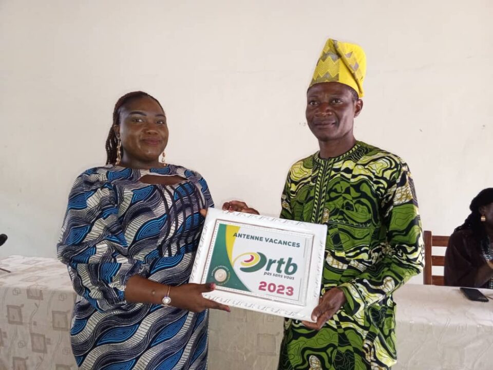 L'édition 2023 du programme Antenne vacances a pris fin vendredi 19 septembre 2023. La cérémonie de clôture a eu lieu à l’ancienne maison de la télévision nationale de l’ORTB. Pendant trois mois, les aspirants journalistes se sont familiarisés avec la pratique radiophonique.