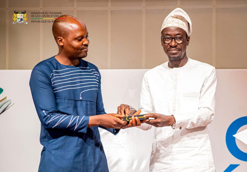 En 2023, le Bénin célèbre la cinquième édition de son concours littéraire. Sur les 10 finalistes de la compétition, l'œuvre de Florent Codjo Houndjo a retenu l’attention du jury le 03 novembre à Cotonou et remporte le Grand prix littéraire.