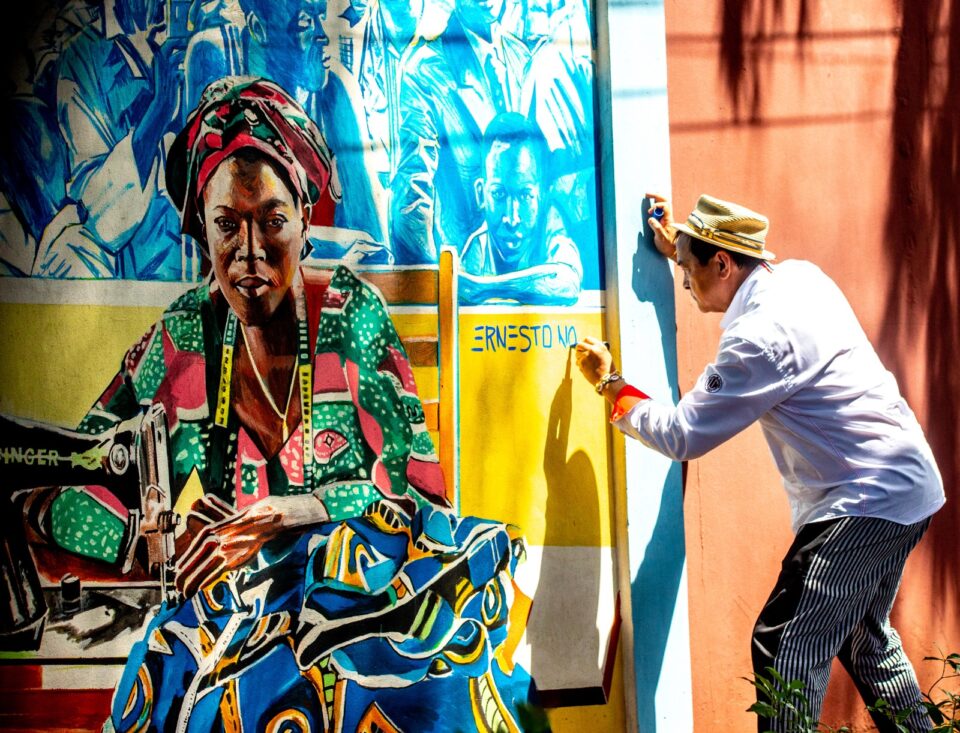 Le mur de l'Agence française de développement (AFD) a servi de toile au street artist Ernesto Novo. Au total, sept tableaux ont été dévoilés aux personnalités du monde culturel et des institutions béninoises. L'inauguration de ces fresques a eu lieu ce mardi 7 novembre 2023 à Cotonou.