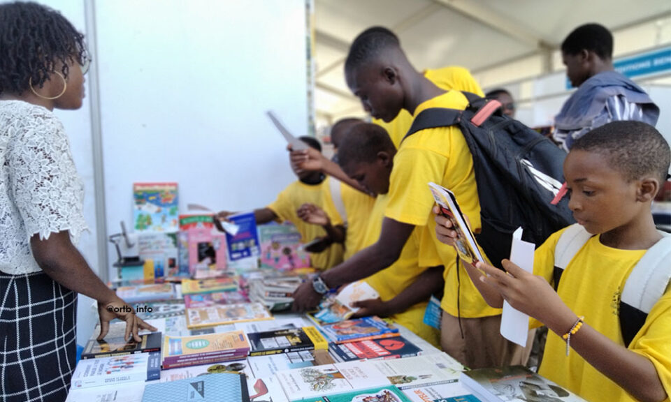 Le Salon national du livre ouvert le 09 novembre 2023 a été fermé dimanche. C’est un marché livresque de circonstance qui a été animé à Cotonou. Un espace d’échange d’idées, de livres et de rencontres diverses conté dans ce reportage.
