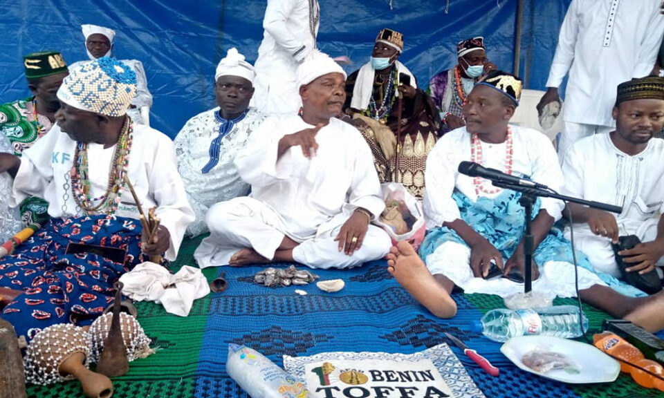 Le 10 janvier 2024, les Béninois auront une idée de ce que leur réserve la nouvelle année grâce au “Tofâ”. La consultation nationale de l’oracle, longtemps laissée aux organisations de prêtres Fâ, est désormais portée par le gouvernement dans un élan de réappropriation et de promotion de ce marqueur d’identité culturelle.