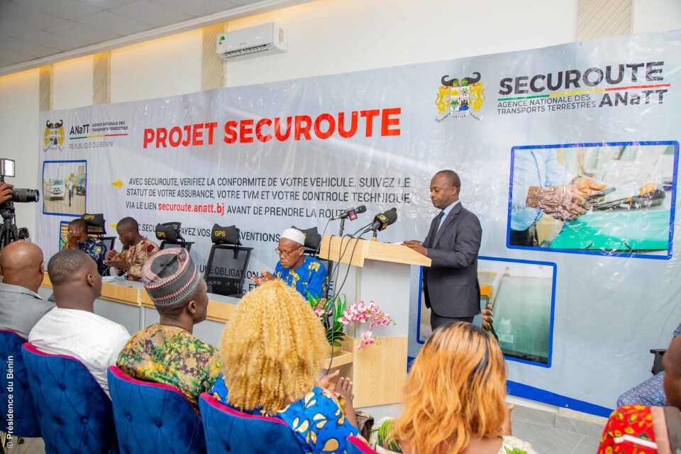 La vignette Securoute est désormais obligatoire et est posée sur les par brises des automobiles pour un contrôle rapide et numérisé.