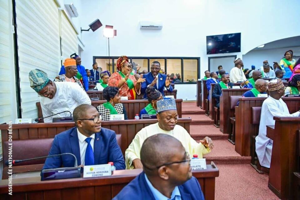 La Commission qui s’occupe des lois à l’Assemblée nationale du Bénin a donné son avis favorable à la proposition de loi portant révision de la Constitution. Le texte adopté en commission mardi 27 février 2024 devrait passer en plénière pour l’examen et le vote.