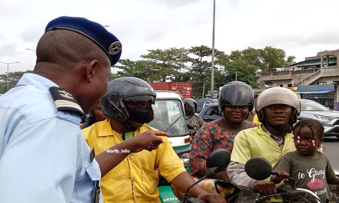 Annoncée pour démarrer ce 1er mars 2024, la répression des infractions au code de la route a été retardée d’une semaine. Les agents de Police, présents sur les grandes artères de Cotonou, ont démarré l’opération par la sensibilisation des usagers de la route. Une scène inhabituelle décrite dans ce reportage.