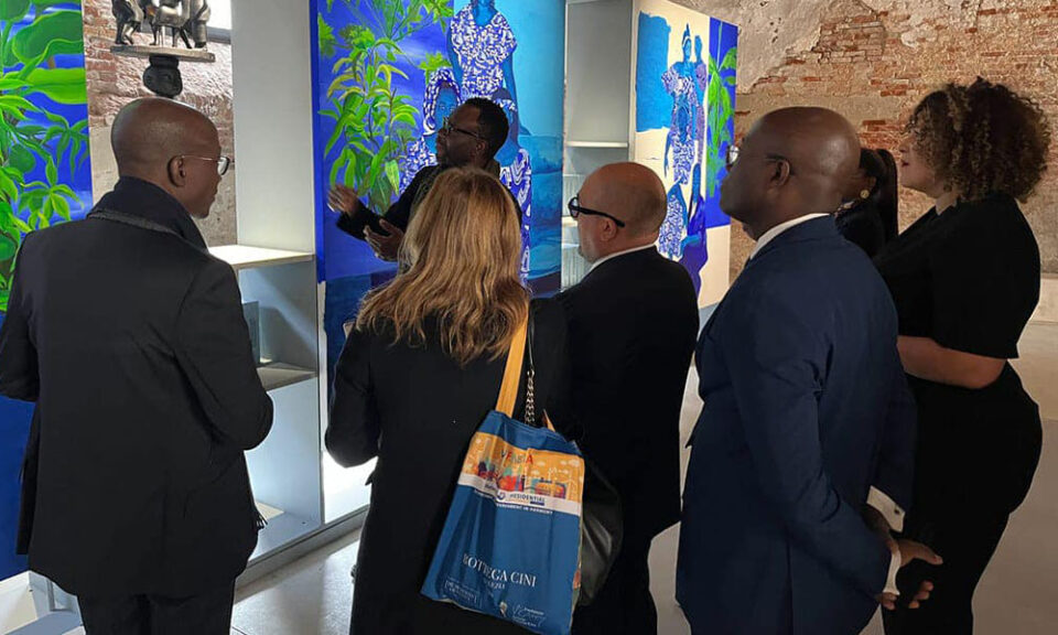 A la Biennale de Venise en Italie, le Bénin rayonne par son Art contemporain. Le pavillon du pays attire une foule de visiteurs depuis son ouverture le 19 avril 2024.