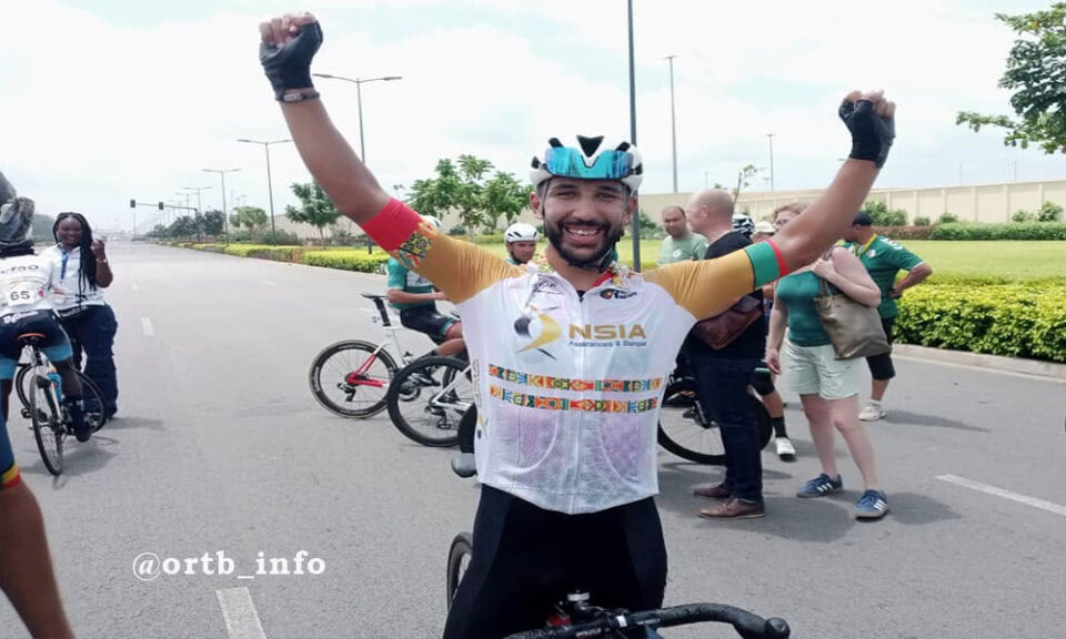 Après avoir gagné l’édition précédente, Achraf Ed-Doghmy confirme sa permanence au Tour cycliste international du Bénin, édition 2024. Le Marocain a franchi la ligne d’arrivée en réalisant un sprint de moins de 10 coureurs. 