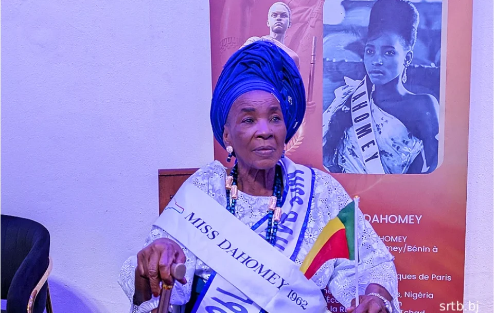 Miss Dahomey en 1962, Gillette Hazoumè a représenté, avec brio la même année au concours Miss du monde aux Etats-unis, le jeune Etat indépendant depuis deux ans. Plus de 60 ans après, qu’est devenue la reine de beauté à 19 ans ? L’initiative “Le Bénin se rev’ELLES” a révélé Gillette Hazoumè au grand public ce 29 juillet 2025 en lui décernant le prix Amazone Awards à Porto-Novo. 