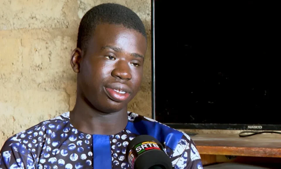 À 17 ans, Ford Kossi Germain Tohouénou s’est hissé à la tête des meilleurs bacheliers de l’année 2025 au Bénin avec une moyenne de 18,66/20. Ce jeune élève, originaire de Parakou, a su faire preuve de rigueur, d’autonomie et de persévérance pour atteindre cette performance.