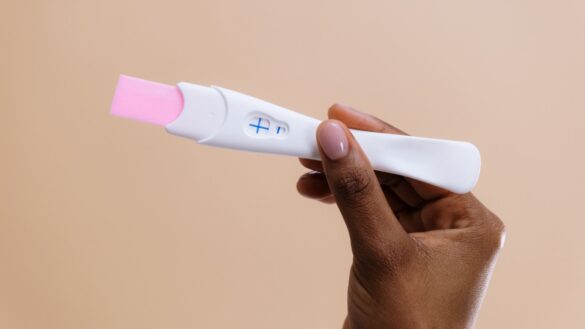 En 2020, le gouvernement estimait à au moins 200, le nombre de femmes qui décèdent des suites d’une complication d’avortement clandestin au Bénin. Et même après l’entrée en vigueur du droit à l’avortement sécurisé dans le pays, les histoires d’avortement qui tournent au drame ne sont pas rares.