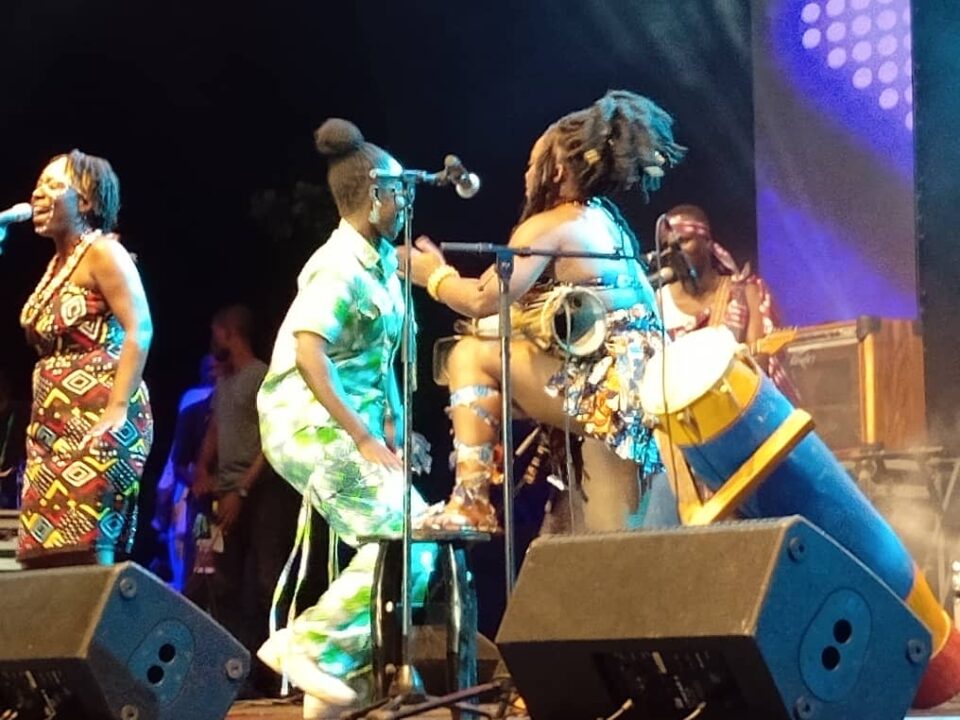 A Porto-Novo , la musique rythme le Festival des masques tous les soirs depuis le 02 août, jour du démarrage de la célébration culturelle. Les festivaliers se plongent dans une ambiance festive et énergique comme ce samedi soir aux couleurs de la musique tradi-moderne.