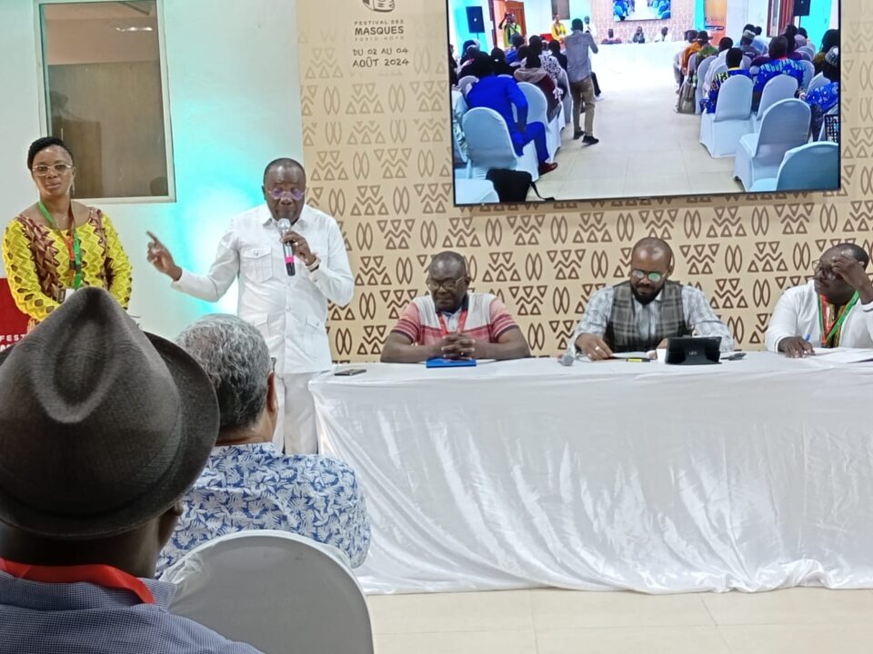 La dimension intellectuelle s’invite au Festival des masques à Porto-Novo. Depuis le 02 août, des chercheurs et enseignants de diverses nationalités exposent leurs différents travaux sur le Vodun. Le colloque scientifique international a pris fin ce dimanche 04 août 2024.