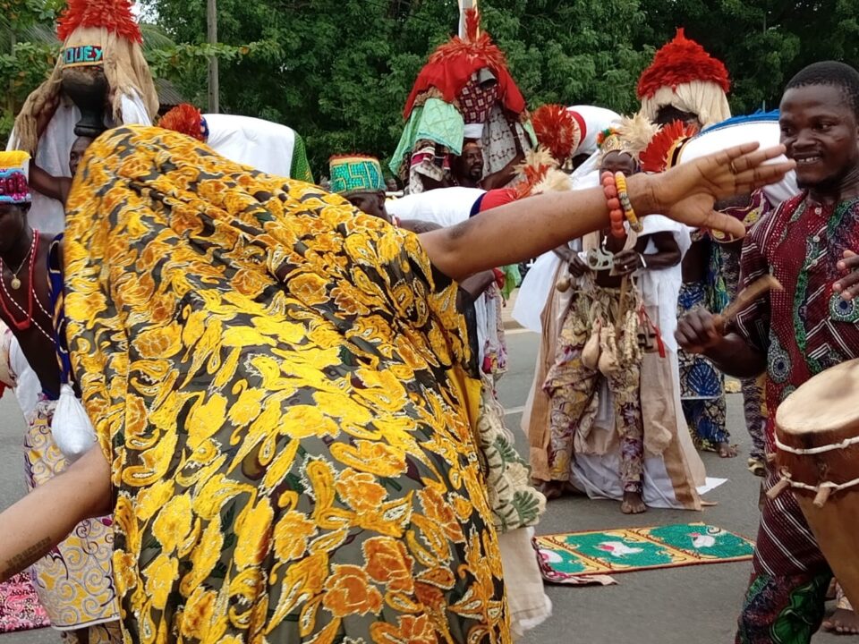 Après deux jours de manifestations, le rideau est tombé sur le Festival des masques de Porto-Novo dans la soirée de la troisième journée. C’est par un défilé extraordinaire que l’événement a été clôturé ce 04 août 2024. Le récit.