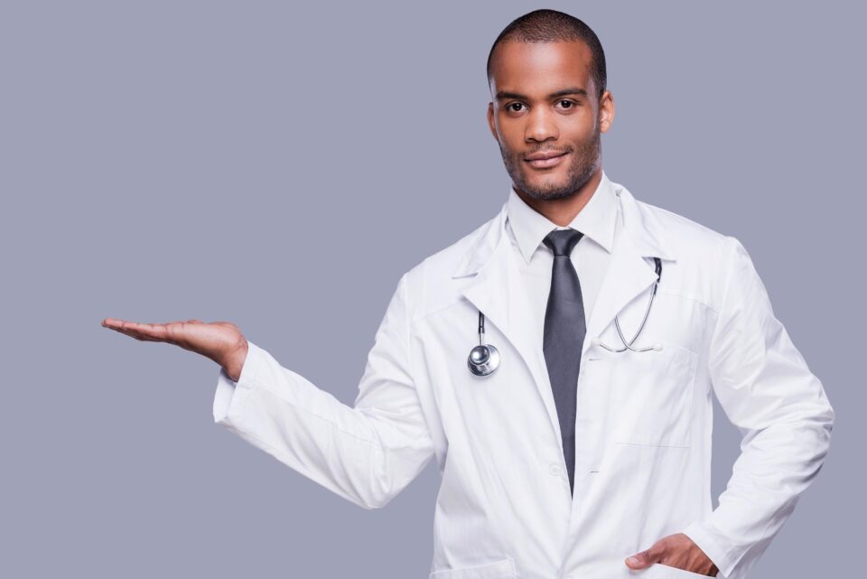 Chaque année, de nombreux jeunes sortent des écoles de formation en médecine. Certains arrivent à décrocher un emploi, d’autres non.