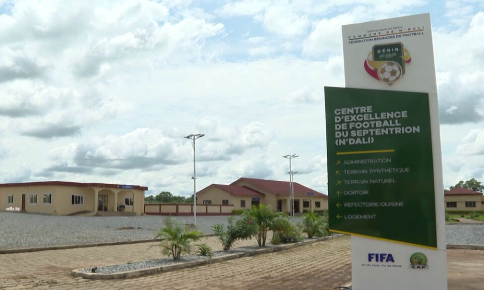 Le Centre d’excellence du football de N’dali a accueilli ses premiers pensionnaires à la rentrée scolaire 2023-2024. C’est l’une des académies de football qui promettent de sortir des futurs champions du Bénin. 