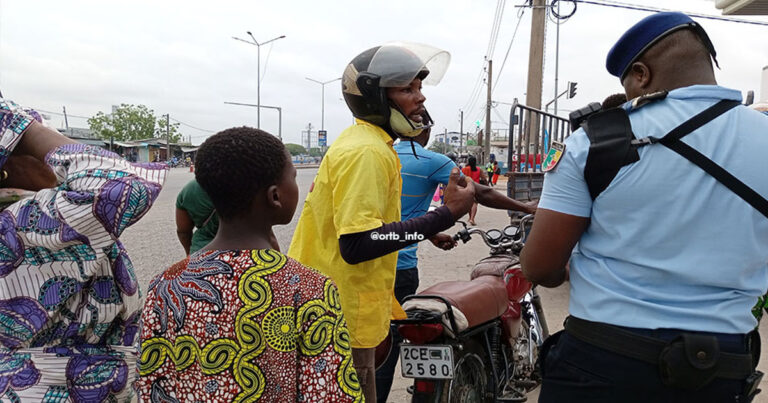 Face au regain de la bavure policière au Bénin, la direction générale de la Police républicaine encourage la dénonciation. L'annonce faite le 22 novembre 2024 intervient au lendemain d’un nouveau cas de décès impliquant des policiers.