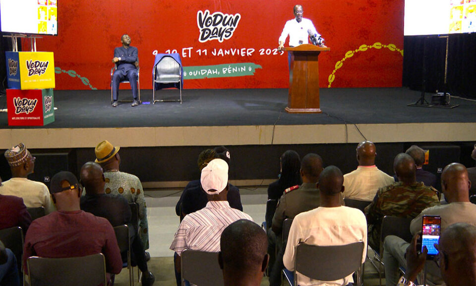 Les Vodun days reviennent en 2025 avec un contenu plus diversifié que celui de l’édition précédente. Le ministre du Tourisme et de la culture, Jean-Michel Abimbola, a annoncé en conférence de presse ce 23 décembre 2024 à Ouidah, un pèlerinage enrichissant entre spiritualité et célébration artistique devant mobiliser le monde entier.