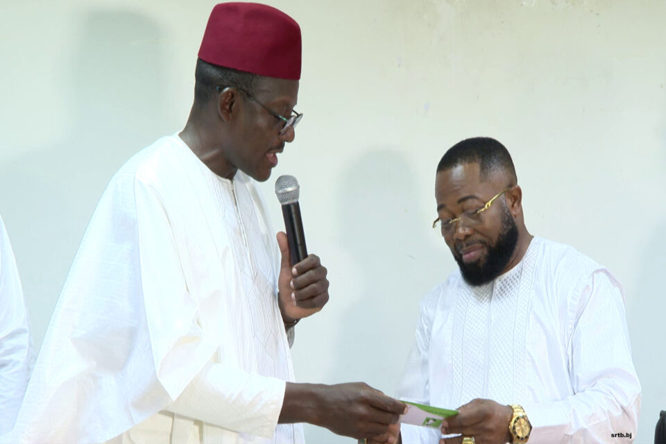 Le Bloc Républicain, l’un des partis au pouvoir, a enregistré de nouvelles adhésions le 18  janvier 2025. Sylvanus Aïssi du parti FCBE est la tête de ce renfort du BR. Un changement de camp politique qui intervient à moins d’un an des élections générales de 2026 au Bénin. 