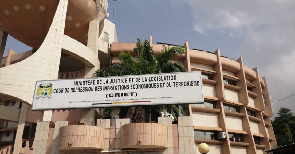 Olivier Boko et Oswald Homeky comparaissent devant la Cour de répression des infractions économiques et du terrorisme (CRIET) depuis le 21 janvier 2025. Le procès des deux hommes accusés de tentative de coup d’Etat connaît de multiples rebondissements judiciaires.