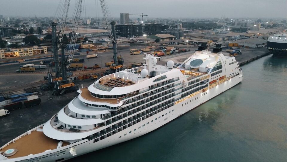 Le Bénin a reçu pour la première fois le Seabourn Sojourn. Ce navire de croisière en provenance de Cape Town a accosté le dimanche 9 février 2025 à Cotonou.