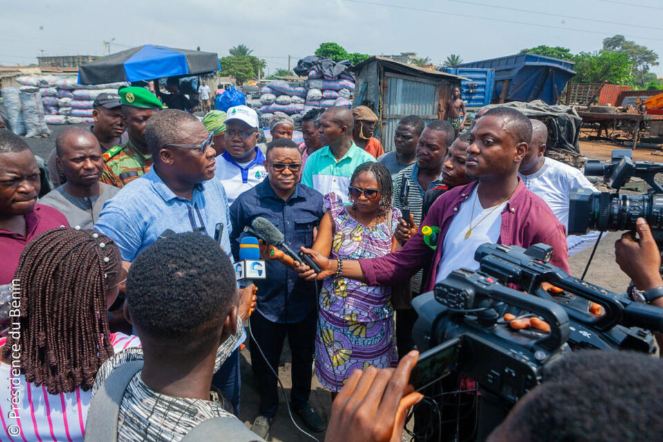 Les occupants de l'emprise des lignes haute tension à Godomey ont jusqu’au 28 février 2025 pour quitter les lieux. Cette date butoir leur a été signifiée par les ministres conseillers Jacques Ayadji et Romaric Ogouwalé au cours d’une descente sur les lieux.