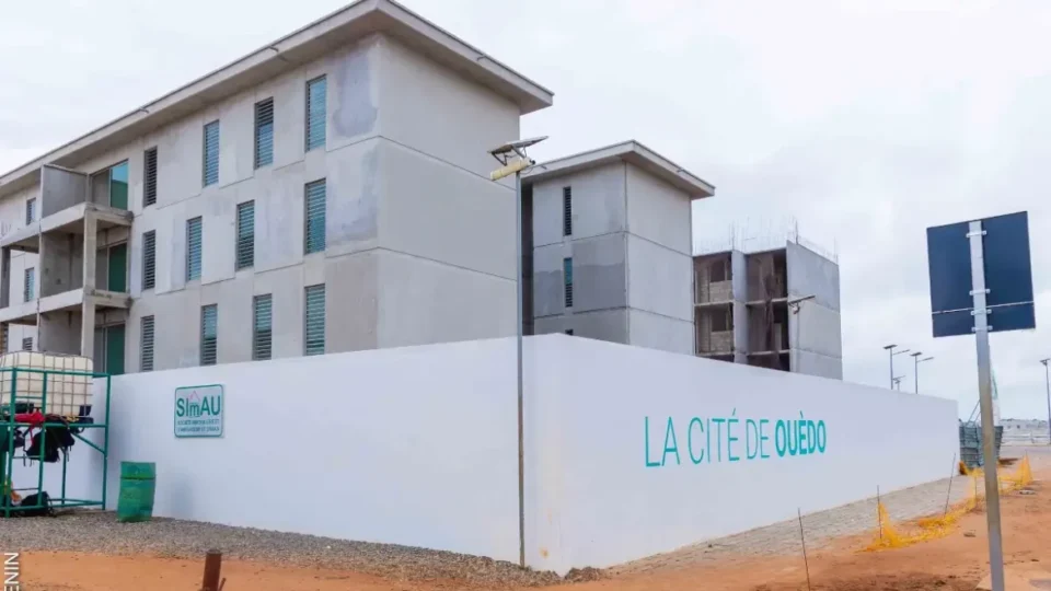 Une nouvelle écocité est en développement à Ouèdo dans Abomey-Calavi. Sur 20.000 logements prévus, 11 000 déjà construits vont être mis en vente dès jeudi 20 février 2025.  