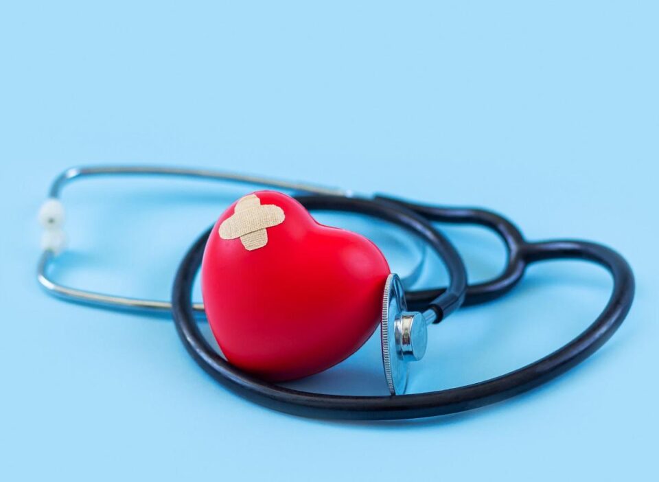 Les cardiopathies congénitales, ces malformations du cœur présentes dès la naissance, touchent de nombreux enfants. Comment sont-elles diagnostiquées et prises en charge ? Dans ce nouvel épisode de Santé en ligne,Dans ce nouvel épisode de Santé en ligne, Angela Kpeidja et son invité font le point sur le parcours de soin des patients.