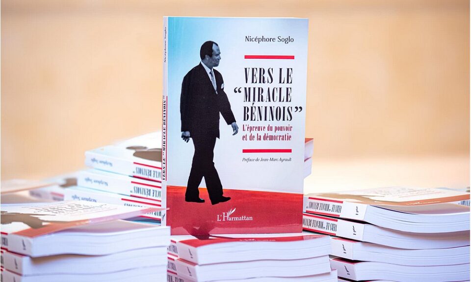 Le président Soglo, à 93 ans passé, se saisit à nouveau de sa plume pour livrer un témoignage sur les années déterminantes de l’histoire politique et économique du Bénin démocratique.