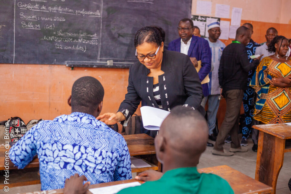 La phase écrite de l’examen de Certificat de qualification professionnelle (CQP) a démarré ce lundi 24 mars 2025. La ministre des Affaires sociales et de la microfinance a officiellement lancé les épreuves au Lycée technique Coulibaly.
