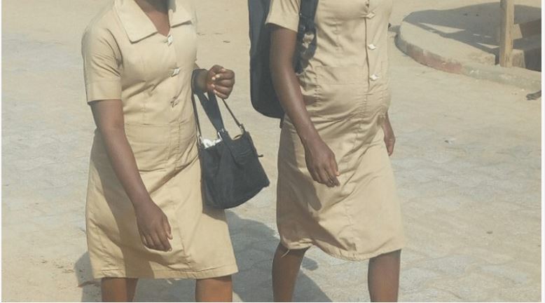 Orpheline de père, Adeline est une adolescente de 14 ans dont le destin va basculer à cause d’une grossesse non désirée. La jeune fille, brillante à l’école, voit s’estomper son rêve de devenir chirurgienne. Son histoire est saisissante à l’occasion de ce 08 mars 2025 dédiée à la Journée internationale des droits des femmes.