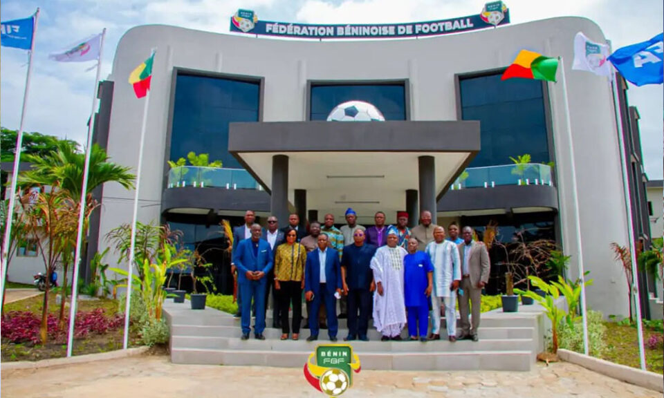 Au lendemain des résultats décevants des Guépards du Bénin, Gernot Rohr et la Fédération béninoise de football (FBF) sont en quête de solutions pour améliorer les performances de l’équipe fanion. Le comité exécutif de la FBF a eu ce 02 avril 2025, une séance de travail avec le sélectionneur.