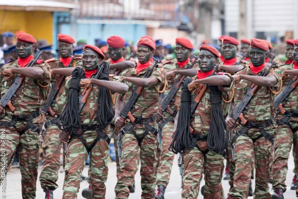 Le Bénin a enregistré le 17 avril 2025, des attaques terroristes qui ont coûté la vie à 54 de ses soldats au “Point triple”, zone frontalière avec le Burkina Faso et le Niger. Cet événement tragique, survenu après une autre attaque en janvier, est la preuve supplémentaire de la pression exercée par des groupes armés transfrontaliers. Mais l’armée béninoise riposte avec de la résilience comme l'a souligné le Lieutenant-colonel Ebenezer Honfoga, porte-parole de l’armée béninoise, de retour du front.