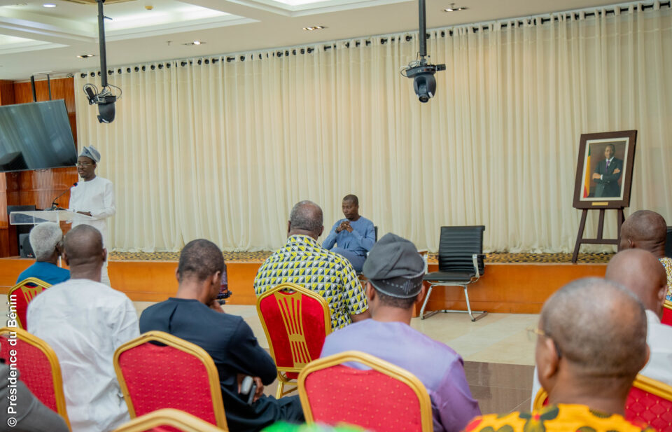 Promulguée, la loi portant cadre juridique de la chefferie traditionnelle au Bénin suscite des incompréhensions. Face aux critiques, l’exécutif clarifie par la voix du porte-parole du gouvernement et celle du ministre du tourisme, de la culture et des arts.