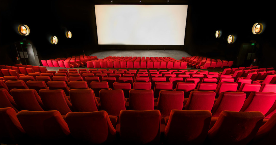 Au Bénin, la scène artistique est en pleine effervescence. Des comédiens passionnés et talentueux y tracent leur chemin. Des planches du théâtre aux écrans de cinéma, ces artistes font preuve de créativité. Djimon Hounsou, figure emblématique de Hollywood, a ouvert la voie, mais derrière lui, une multitude d'artistes façonnent un paysage culturel riche et diversifié.