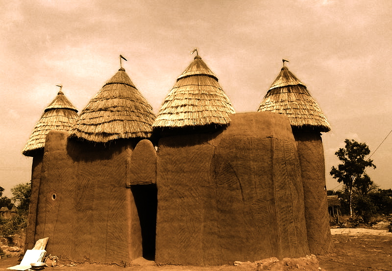 Les Tatas du Bénin sont des constructions traditionnelles qui valorisent l'architecture authentique traditionnelle du peuple Otammari dans l’extrême nord-est du Bénin. Également connues sous le nom de "Tata Somba", ces constructions en terre se distinguent par leur conception ingénieuse et leur rôle multifonctionnel. Bien plus que de simples habitations, les Tatas sont des symboles d'identité culturelle, des espaces sacrés et une illustration du savoir-faire ancestral. Leur structure circulaire, leurs murs ocre et l'agencement de leurs cases et greniers en font un patrimoine unique, reconnu par l'UNESCO.   