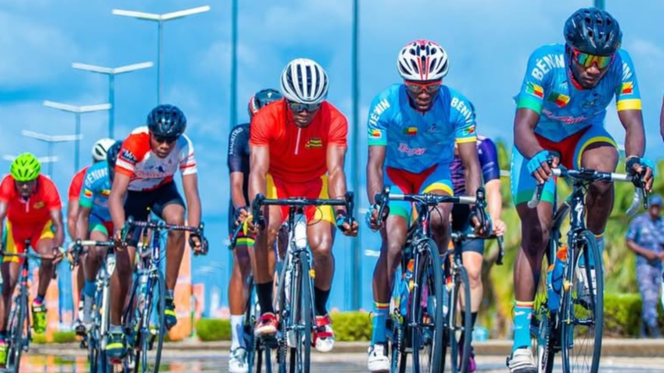 Le Tour cycliste du Bénin démarre le 28 avril 2025 pour prendre fin le 03 mai. La Fédération béninoise de cyclisme célèbre cette 20è édition du tour avec des nouveautés dont l’inclusion du paracyclisme.