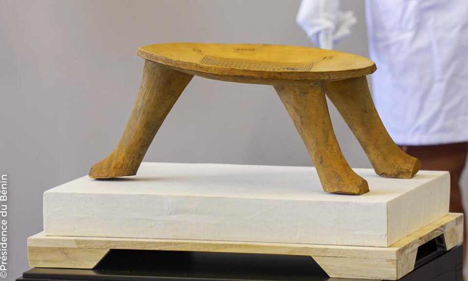 Ce mardi 13 mai, le Bénin a officiellement récupéré une pièce majeure de son histoire : le Kataklè, un tabouret royal à trois pieds, symbole du royaume du Danxomè.