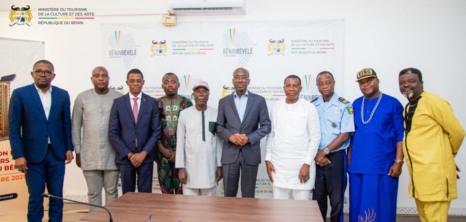 Le Bénin vient d’installer une Commission nationale de lutte contre la piraterie des œuvres littéraires et artistiques. Cette nouvelle instance qui a pris fonction le 20 mai 2025, vise à protéger les créateurs béninois contre les atteintes à leurs droits d’auteur.