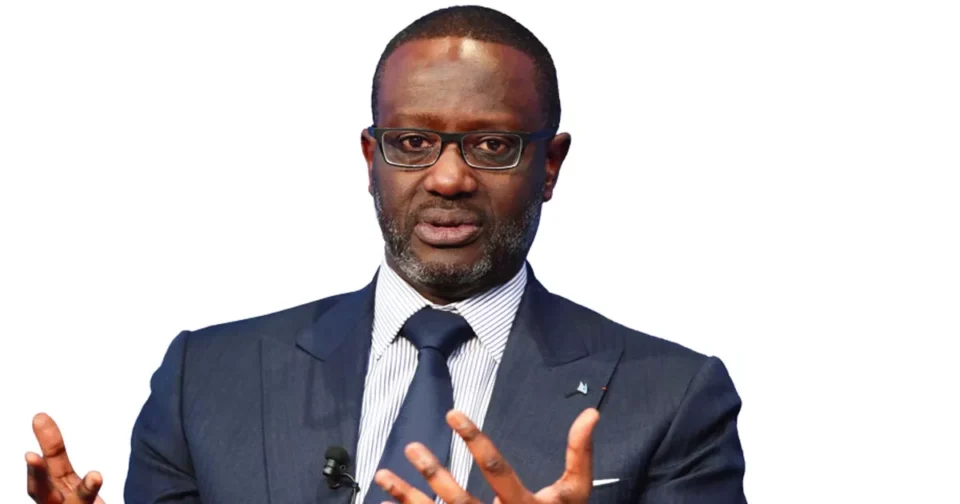 La scène politique ivoirienne est marquée par une fragilisation de l'opposition à l'approche de la présidentielle de 2025. La radiation de Tidjane Thiam, président du PDCI, de la liste électorale compromet sa candidature. Jean-Louis Bignon, son potentiel remplaçant divise le parti. Parallèlement, l'exclusion de Laurent Gbagbo et de Charles Blé Goudé du scrutin, pour des raisons judiciaires, prive l'opposition de figures importantes.