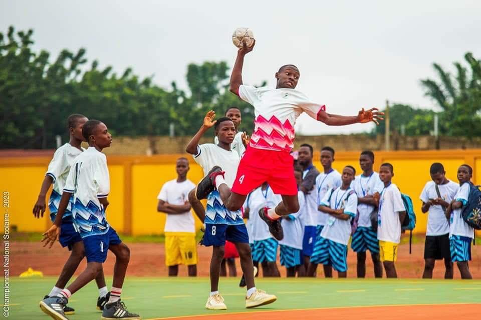 Au Bénin, le Championnat national scolaire démarre le 21 juin 2025. La commune d’Aplahoué dans le Couffo accueille la compétition cette année. Les médias de la SRTB vont diffuser les différentes compétitions. Voici quelques informations importantes à savoir.