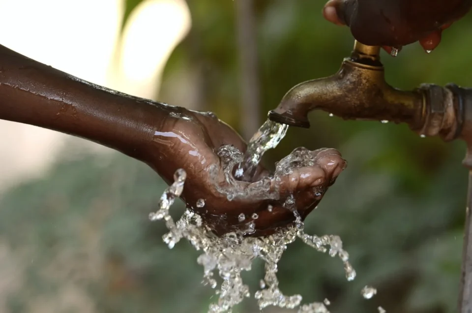 Le gouvernement a marqué son accord pour le lancement des études d’avant-projet détaillé, ainsi que de l’étude d’impact environnemental et social, du projet d’alimentation en eau potable des villes de Comè, Grand-Popo, Houéyogbé, Bopa, Kpomassè et leurs environs. Ce projet, piloté par la SONEB, répond aux insuffisances persistantes en matière de desserte en eau potable dans ces communes. La décision a été prise en Conseil des ministres ce mercredi 11 juin 2025.