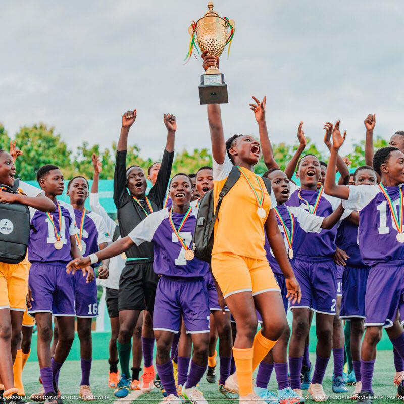 Lancé le 21 juin, le Championnat national scolaire 2025 a connu son épilogue le 28 juin à Aplahoué. Pendant une semaine, de jeunes talents se sont illustrés dans cinq disciplines sportives. Voici les résultats complets de cette édition riche en émotions.