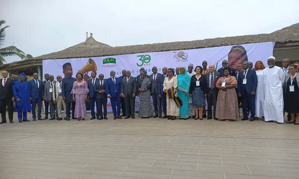 La Haute autorité de l'audiovisuel et de la communication (HAAC) a ouvert ce jeudi matin à Cotonou, un colloque international de trois jours, sur le thème : “Régulation médiatique des élections à l’ère du numérique et de l’intelligence artificielle”. L’événement, organisé dans le cadre du 30e anniversaire de l’institution, réunit des régulateurs africains, journalistes, experts du numérique, représentants de plateformes, autorités électorales et membres de la société civile.