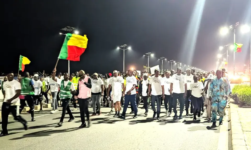 La "Nocturne de Cotonou" a fait vibrer tout le quartier Fidjrossè au soir du vendredi 25 juillet 2025. La marche de sensibilisation écologique a rassemblé des centaines de participants sur un parcours de 10 kilomètres. Objectif : promouvoir les comportements responsables en matière d’hygiène publique. 